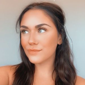 Meet your Posher, Claire